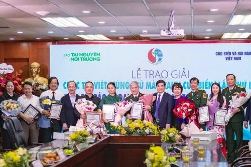 Trao giải Cuộc thi viết 'Cùng giữ màu xanh của biển' lần thứ 2