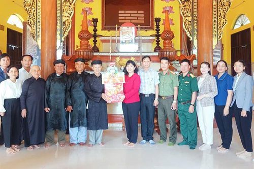 Lãnh đạo huyện Châu Phú chúc mừng kỷ niệm 105 năm Ngày đản sinh Đức Huỳnh Giáo chủ Phật giáo Hòa Hảo