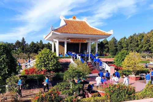 Huyện đoàn Châu Phú tổ chức dâng hương tại Nghĩa trang liệt sĩ huyện
