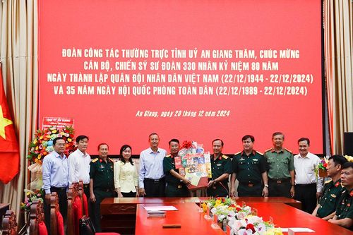 Phó Bí thư Thường trực Tỉnh ủy, Chủ tịch HĐND tỉnh An Giang Lê Văn Nưng thăm lực lượng vũ trang nhân Ngày thành lập Quân đội nhân dân Việt Nam