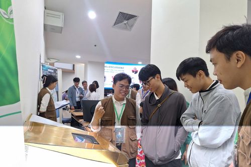 Sinh viên bắt tay trong nghiên cứu khoa học