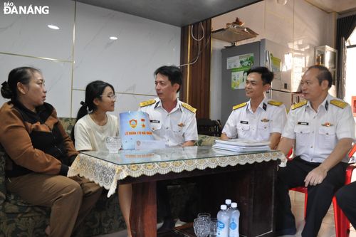 Bộ Tư lệnh Vùng 3 Hải quân tặng quà cho các đối tượng trong và ngoài quân đội gần 3 tỷ đồng