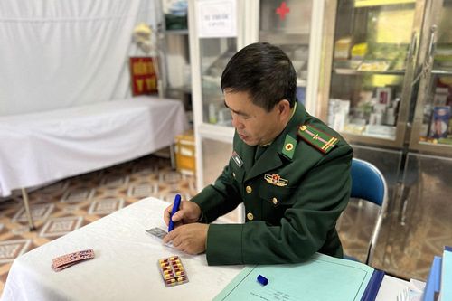Những thầy thuốc quân hàm xanh: Chuyện đời và nghề