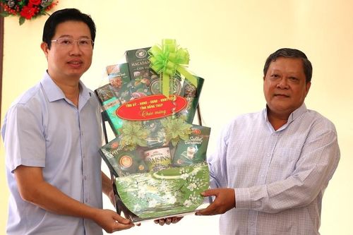 Phó Chủ tịch UBND tỉnh chúc mừng Lễ Giáng sinh linh mục, cơ sở tôn giáo