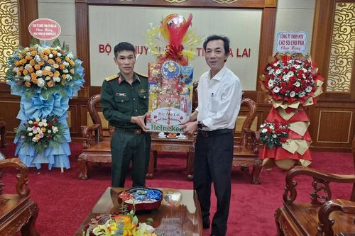 Lãnh đạo Báo Gia Lai thăm và chúc mừng các đơn vị quân đội