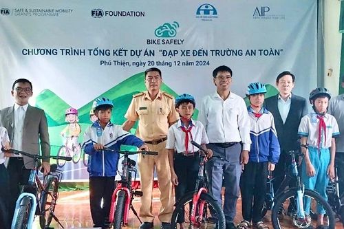 20 học sinh có hoàn cảnh khó khăn được tặng xe đạp