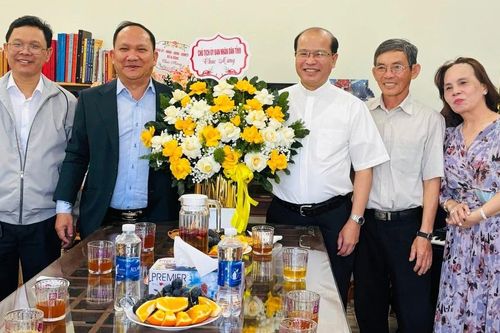 Chủ tịch UBND tỉnh Gia Lai Rah Lan Chung thăm và chúc mừng các cơ sở tôn giáo nhân dịp Giáng sinh