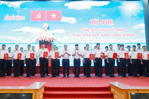 Vùng 4 Hải quân: Trao quyết định thăng quân hàm, nâng lương cấp tá cho 43 sĩ quan và tổ chức đối thoại dân chủ