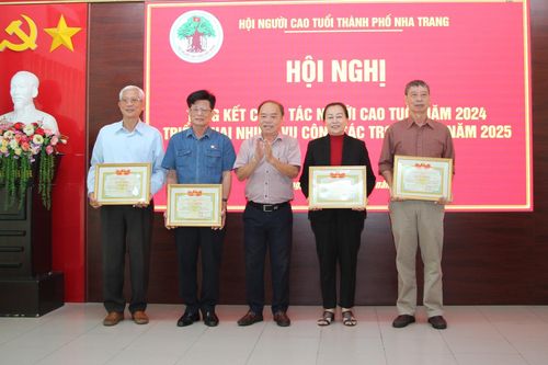 Khám mắt miễn phí cho hơn 12.100 người cao tuổi Nha Trang
