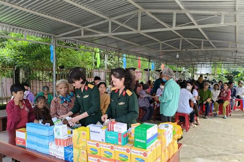 Tặng quà, khám bệnh, cấp thuốc miễn phí cho 80 hộ nghèo, gia đình chính sách xã Khánh Phú
