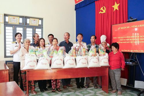 Lữ đoàn 101 trao 15 phần quà cho gia đình chính sách