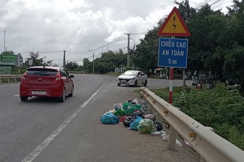 Vứt rác bừa bãi bên đường