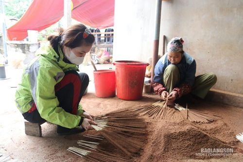 Bắc Nga: 'Làng hương' hối hả vào vụ tết