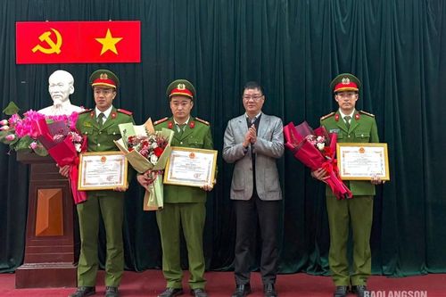 Lãnh đạo huyện Lộc Bình khen thưởng đột xuất tập thể, cá nhân bắt đối tượng mua bán trái phép ma túy