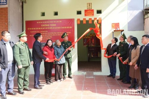 Đồn Biên phòng Cửa khẩu Quốc tế Hữu Nghị khánh thành nhà cho gia đình có hoàn cảnh khó khăn