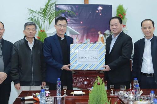 Phó Chủ tịch HĐND tỉnh Lý Bình Minh thăm, tặng quà giáo xứ, giáo dân trên địa bàn thành phố Lào Cai