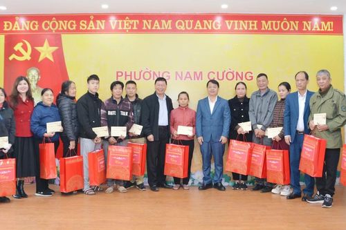 Đồng chí Đỗ Trường Sơn, Bí thư Thành ủy Lào Cai thăm, tặng quà hộ dân bị thiệt hại nhà tại thành phố Lào Cai