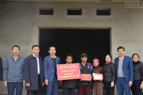 Trưởng Ban Tuyên giáo Tỉnh ủy thăm, tặng quà các hộ được hỗ trợ tái thiết nhà ở sau thiên tai tại Văn Bàn