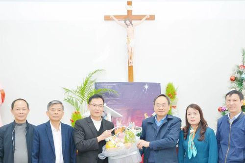 Chủ tịch Ủy ban MTTQ Việt Nam tỉnh chúc mừng Giáo xứ Lào Cai nhân dịp Giáng sinh