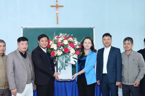 Phó Chủ tịch UBND tỉnh Giàng Thị Dung tặng quà, chúc mừng Giáo xứ Bảo Thắng