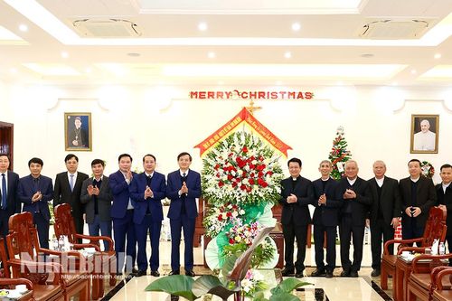 Đoàn đại biểu của tỉnh thăm, chúc mừng nhân dịp Lễ Giáng sinh