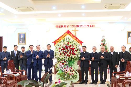 Đoàn đại biểu của tỉnh thăm, chúc mừng nhân dịp Lễ Giáng sinh