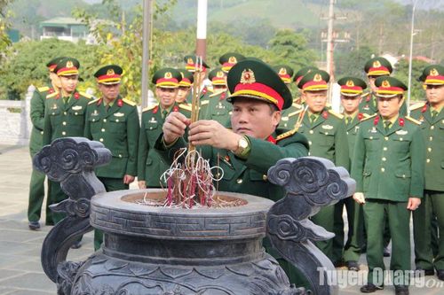 Bộ Chỉ huy Quân sự tỉnh dâng hương tại Nghĩa trang Liệt sĩ tỉnh
