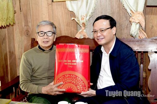 Đồng chí Phó Chủ tịch UBND tỉnh Nguyễn Mạnh Tuấn tặng quà người có công huyện Chiêm Hóa