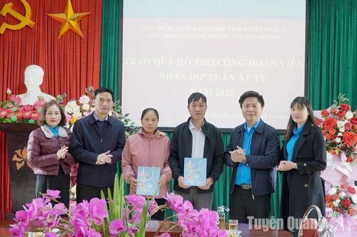Công đoàn ngành Giáo dục tỉnh hỗ trợ 17 cán bộ, giáo viên có hoàn cảnh khó khăn