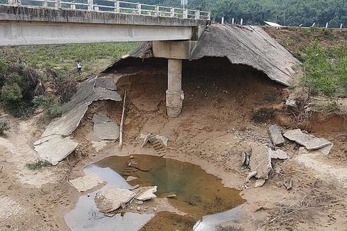 Quảng Bình: Khắc phục hư hỏng cầu bản Cồn Cùng