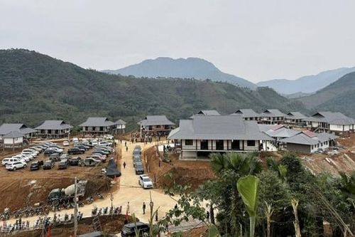 Công ty Xi măng Cẩm Phả hỗ trợ người dân thôn Làng Nủ và Nậm Tông tái thiết cuộc sống mới