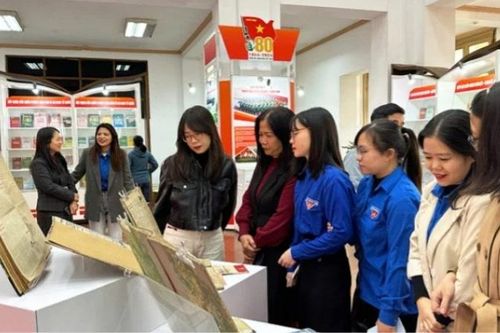 Triển lãm tư liệu 'Quân đội anh hùng, Quốc phòng vững mạnh'