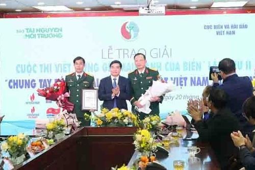 Trao giải cuộc thi viết 'Cùng giữ màu xanh của Biển' lần thứ hai