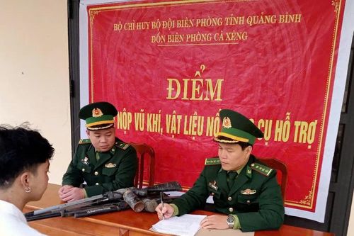 Người dân biên giới Quảng Bình giao nộp pháo hoa nổ và súng tự chế