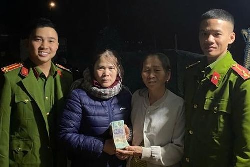 Nhặt được 11 triệu đồng, nữ nông dân tìm người trả lại