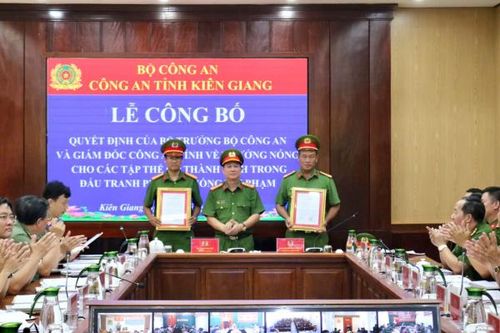 Trao thưởng của Bộ trưởng Bộ Công an tặng các tập thể thuộc Công an tỉnh Kiên Giang