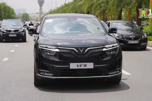 Vinfast VF 8 dừng chạy taxi Xanh SM Luxury