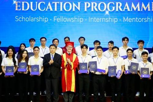 Trao 3 tỉ đồng học bổng cho sinh viên Đại học Quốc gia Thành phố Hồ Chí Minh