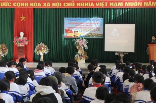 Tuyên truyền chuyên đề 'Đại tướng Võ Nguyên Giáp với Cao Bằng' tại Trường Tiểu học và Trung học cơ sở Tam Kim (Nguyên Bình)