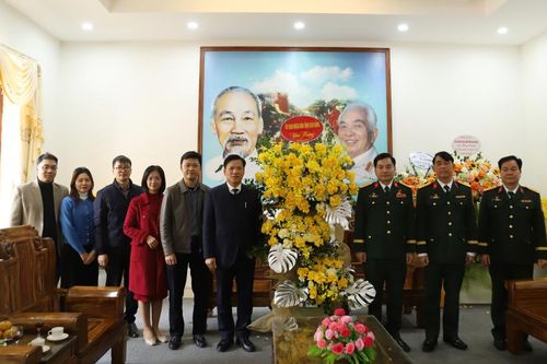 Phó Chủ tịch UBND tỉnh Trịnh Trường Huy chúc mừng Bộ Chỉ huy Quân sự tỉnh