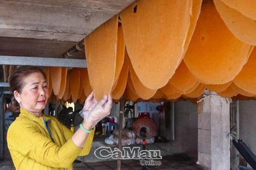 Tâm huyết với nghề làm bánh phồng