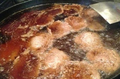 Có gì trong chảo mỡ hơn 100 năm để chiên burger mà khiến du khách quên lối về?