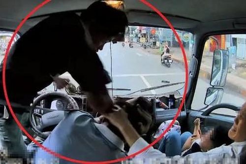 Uổng phí một phần đời vì thói côn đồ khi tham gia giao thông