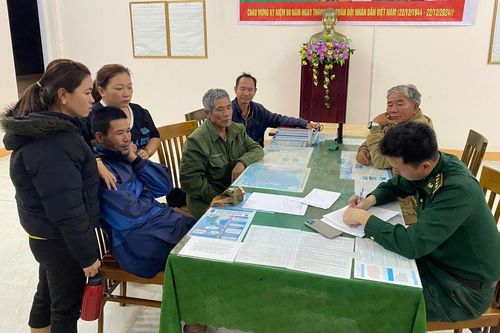 Sóng lớn đánh lật thuyền thúng, một ngư dân Quảng Ngãi trôi dạt trên biển
