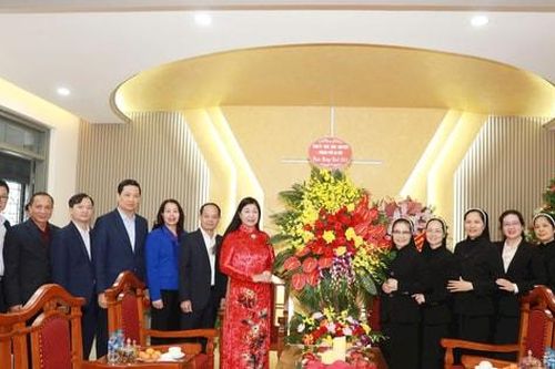 Lãnh đạo thành phố Hà Nội thăm Cộng đoàn Dòng Mến Thánh giá Giáo phận Hà Nội