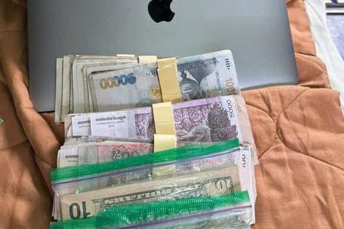 Nhân viên đường sắt trả lại tài sản khách để quên trên tàu
