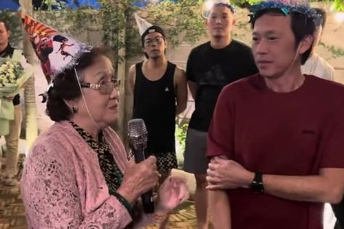 Mẹ ruột Hoài Linh: 'Tôi vừa thức dậy là đi tìm Hoài Linh nhưng không thấy con đâu... tôi rất buồn'