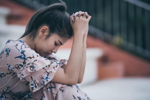Mẹ chồng bắt con dâu mới sinh dậy nấu cơm cho chồng, tôi ngoan ngoãn nấu nướng nhưng khi mâm cơm được bê ra, cả nhà chết điếng
