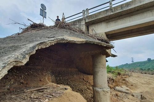 Quảng Bình: Công bố tình huống khẩn cấp về sạt lở cầu huyết mạch ở xã vùng biên