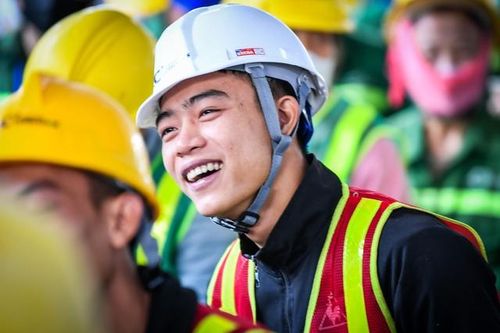 Niềm vui của hàng nghìn công nhân được đón Tết sớm trên công trường xây dựng